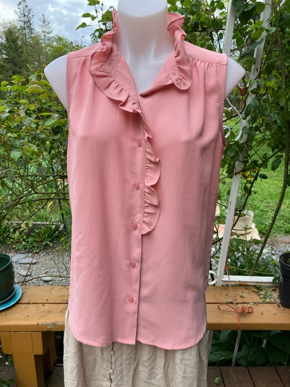 Anne Klein ruffle front sleeveless casual top size large